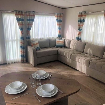 Larch Superior Holiday Home チャペル・セント・レオナルズ エクステリア 写真