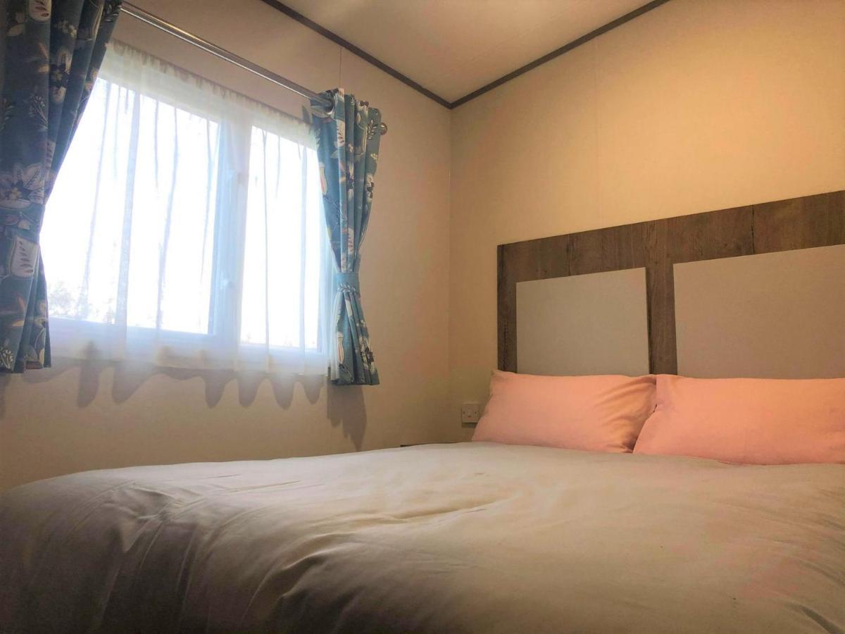 Larch Superior Holiday Home チャペル・セント・レオナルズ エクステリア 写真