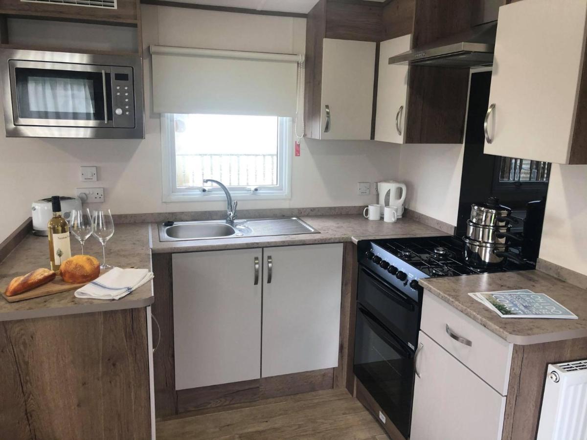 Larch Superior Holiday Home チャペル・セント・レオナルズ エクステリア 写真