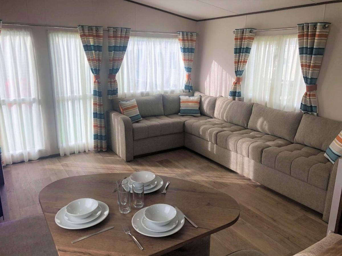 Larch Superior Holiday Home チャペル・セント・レオナルズ エクステリア 写真