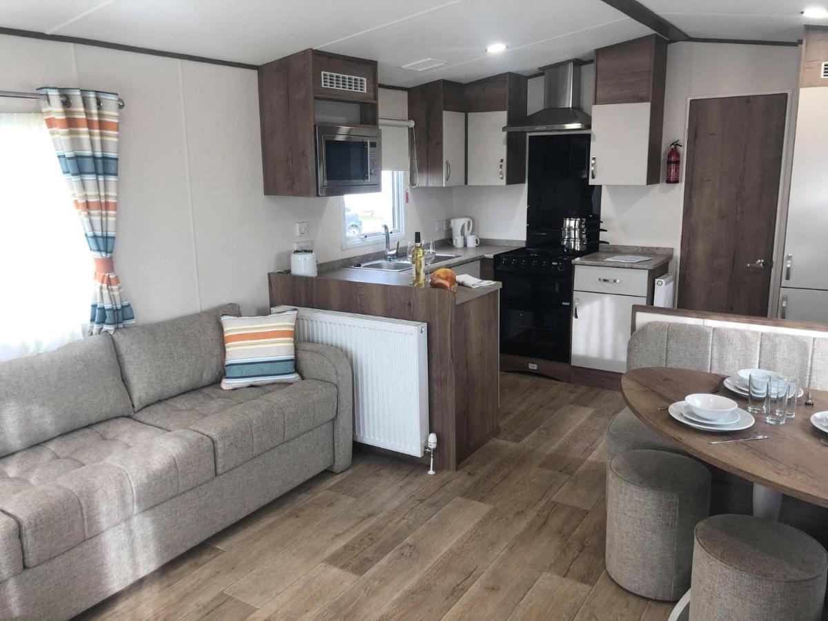 Larch Superior Holiday Home チャペル・セント・レオナルズ エクステリア 写真