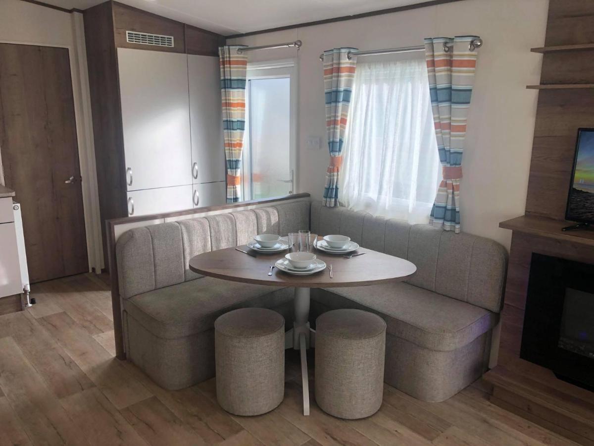 Larch Superior Holiday Home チャペル・セント・レオナルズ エクステリア 写真