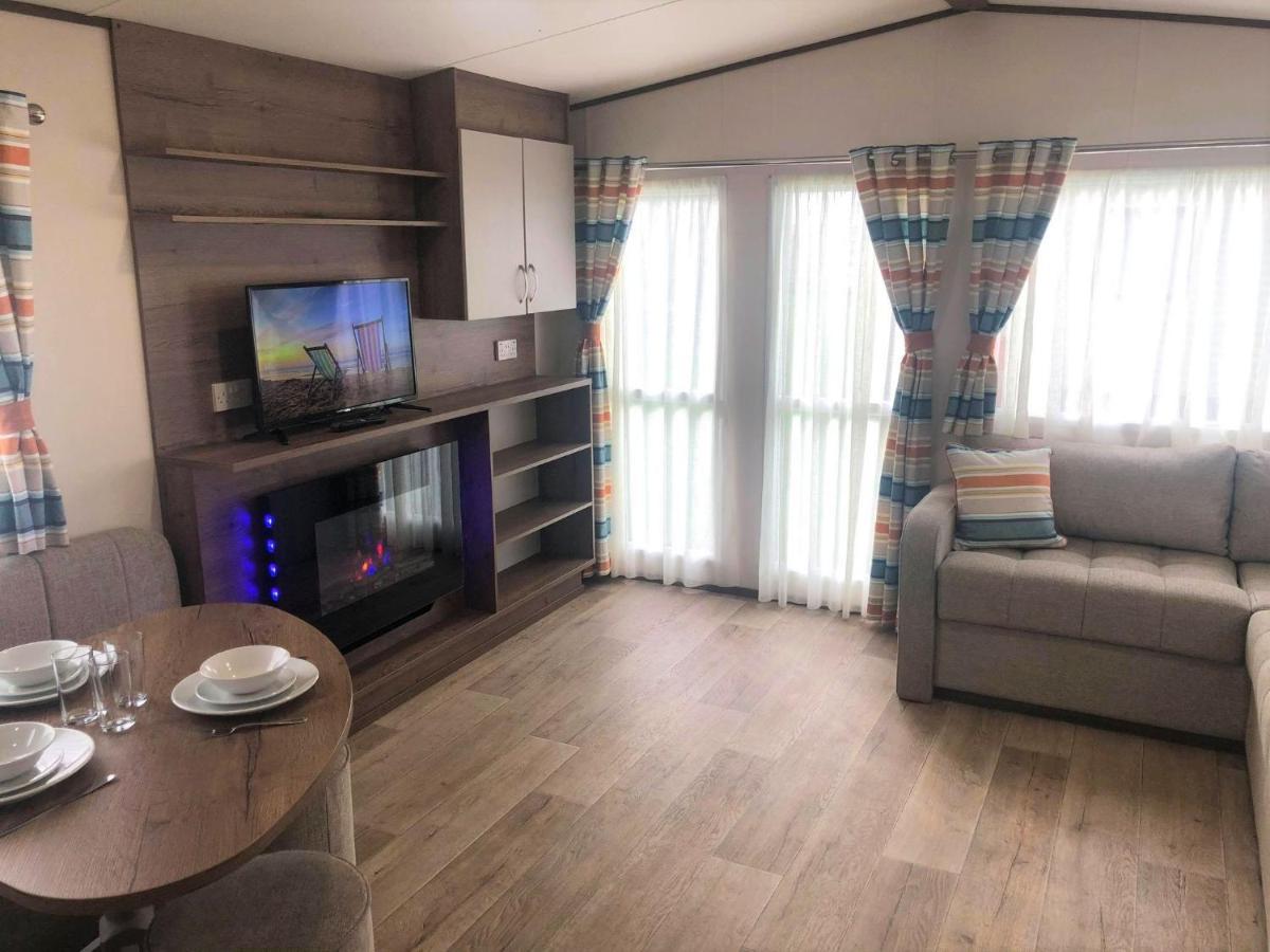 Larch Superior Holiday Home チャペル・セント・レオナルズ エクステリア 写真